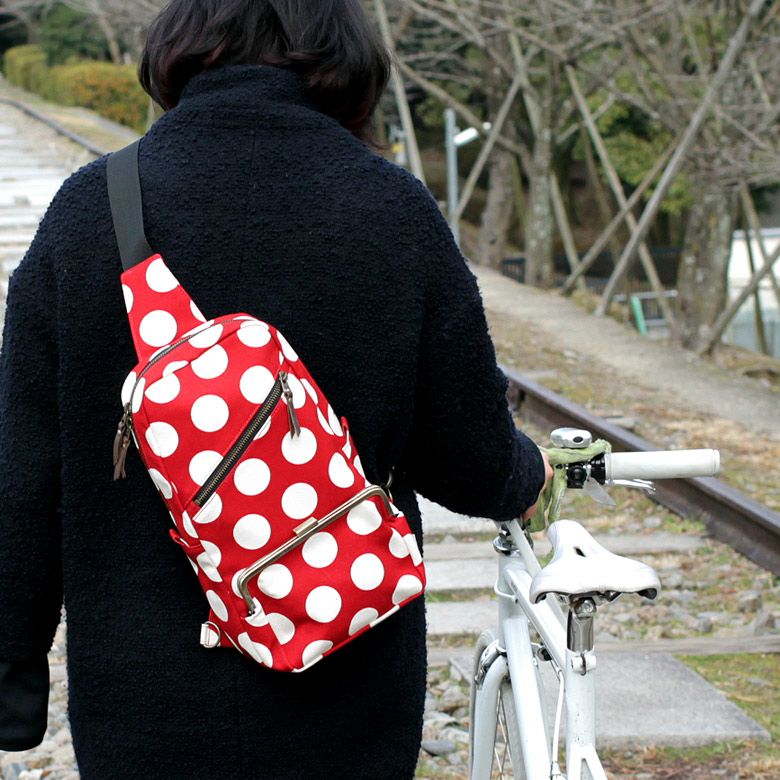 縦型がま口ボディバッグ【帆布・唐草/水玉】使用イメージ