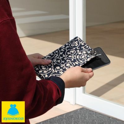 AYANOKOJI 【在庫商品】がま口スマートフォンケース＋（プラス）【帆布・蛸唐草】 [M便 1/2]