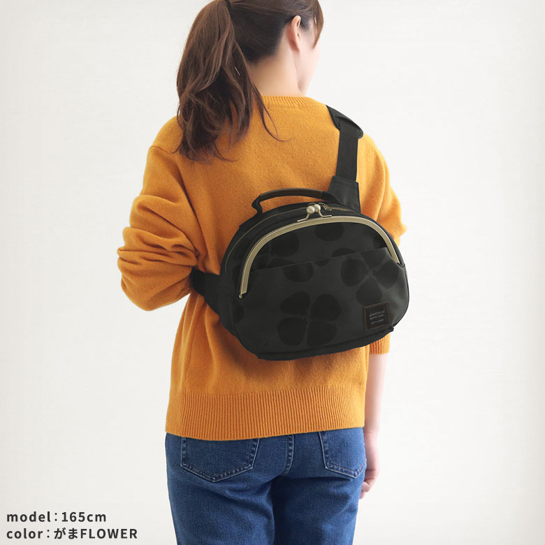 がま口ポシェット型ボディバッグ【コーデュラ（R）】モデル着用イメージ