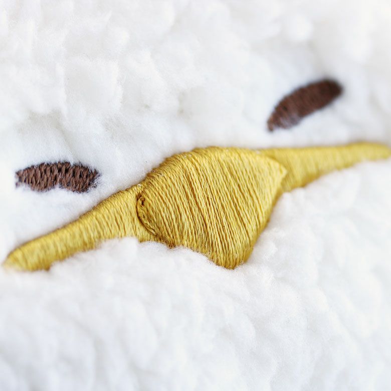 AYANOKOJI　2.6寸がま口財布【ガマグチヨタカ】　顔の刺繍部分アップ
