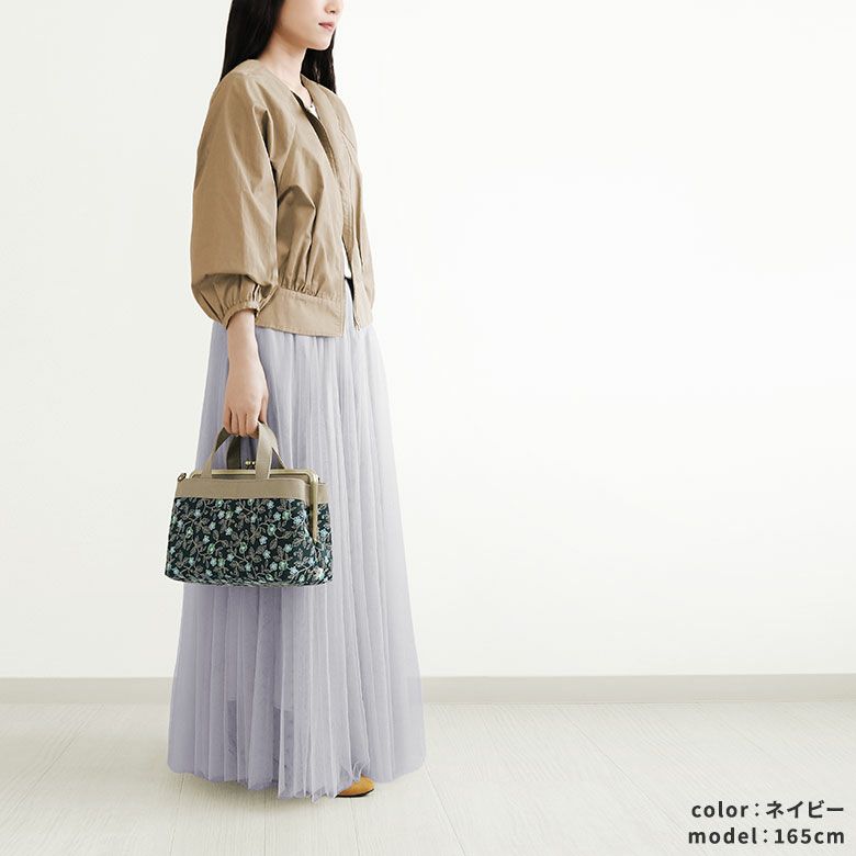 AYANOKOJI　フローラルステッチ　がま口手提げバッグ　モデルイメージ