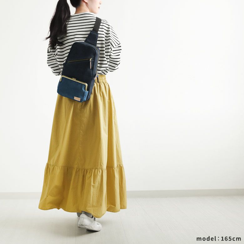 AYANOKOJI　ステッチデニム3　縦型がま口ボディバッグ　モデルイメージ
