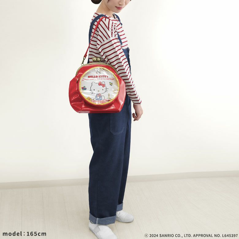 AYANOKOJI　HELLO KITTY(レトロプリント)　まるポケット付き大玉がま口ラウンドバッグ　モデル着用画像