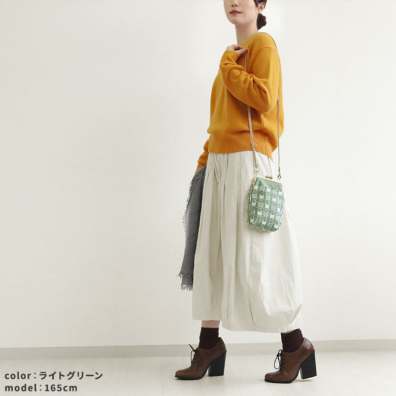 AYANOKOJI　ねこ刺繍2　がま口お散歩ポシェット　モデル着用画像　ライトグリーン