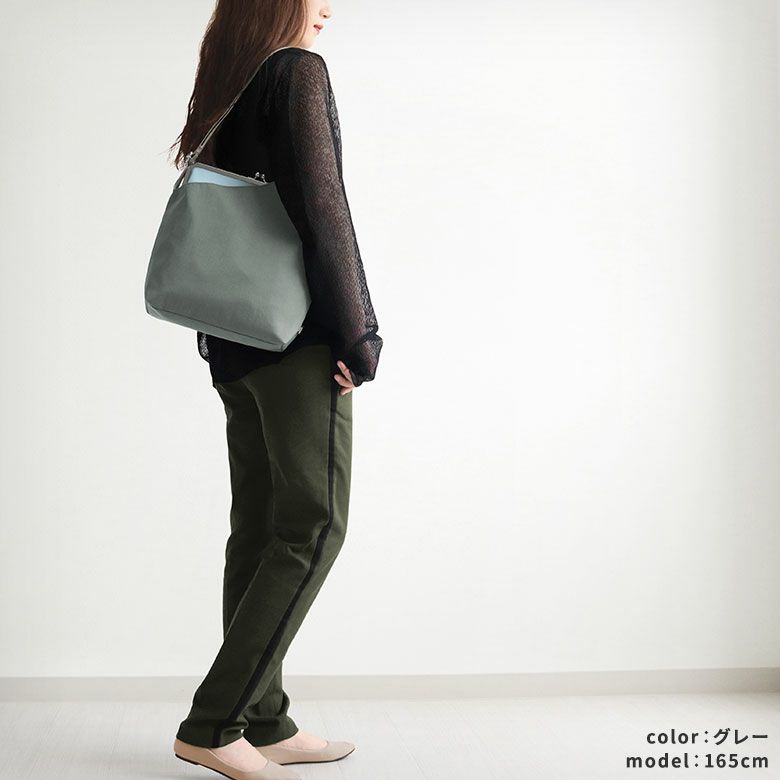 AYANOKOJI　Sarei　サレイ　クラッシュナイロン　がま口縦型ワンショルダーバッグ　モデル着用イメージ